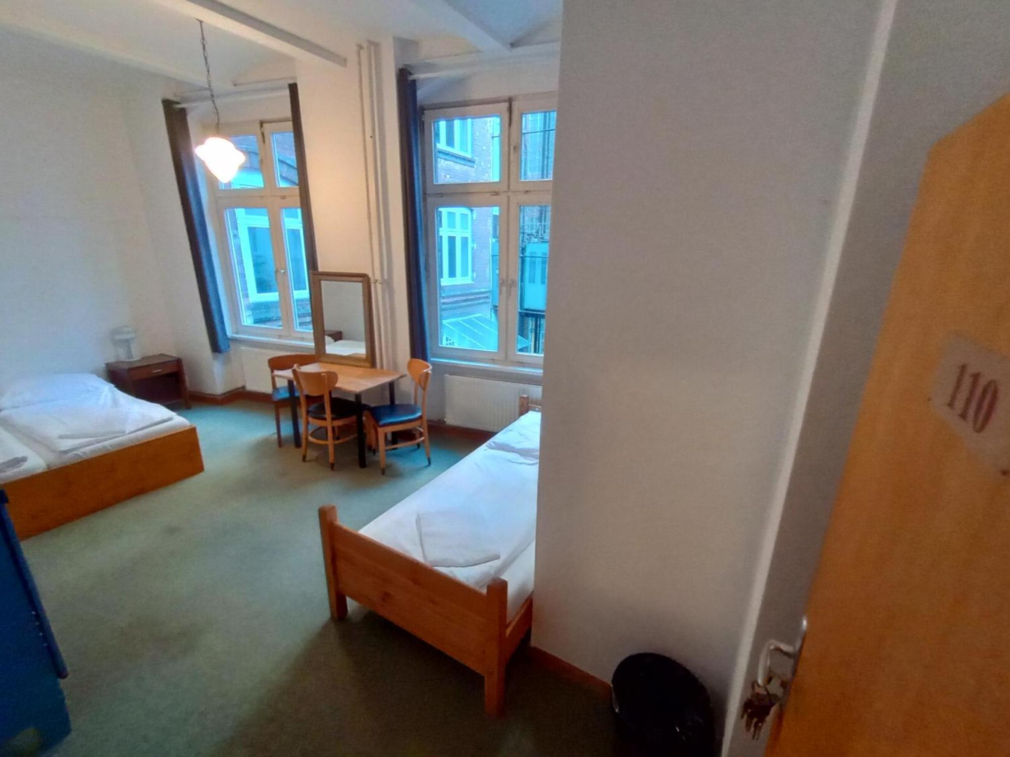 Fabrik - Baxpax Hostel *