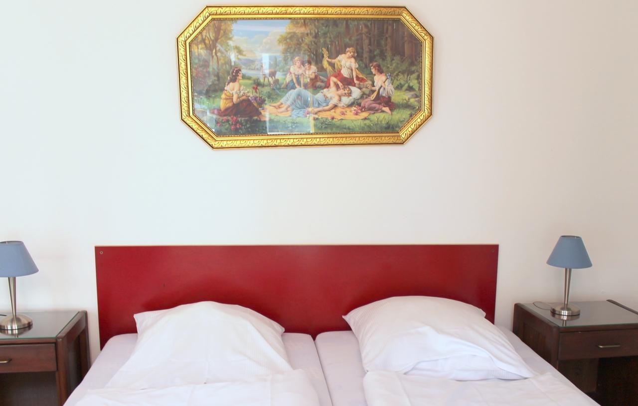 Fabrik - Baxpax Hostel *